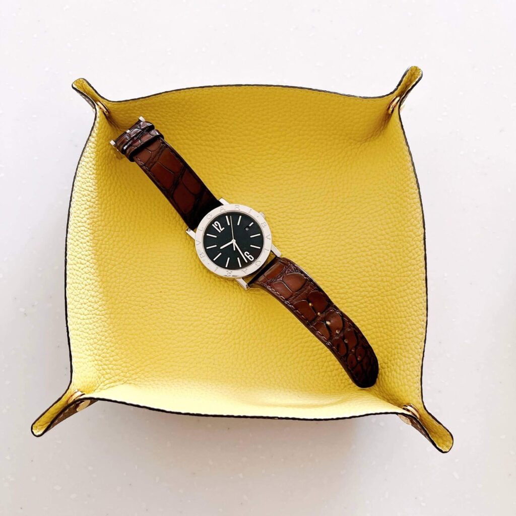 BONAVENTURA（ボナベンチュラ）ミディアムバレットトレーに腕時計を入れた様子