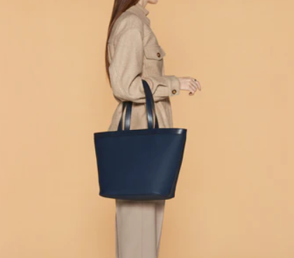 ボナベンチュラのエレナトートバッグを持つ女性
