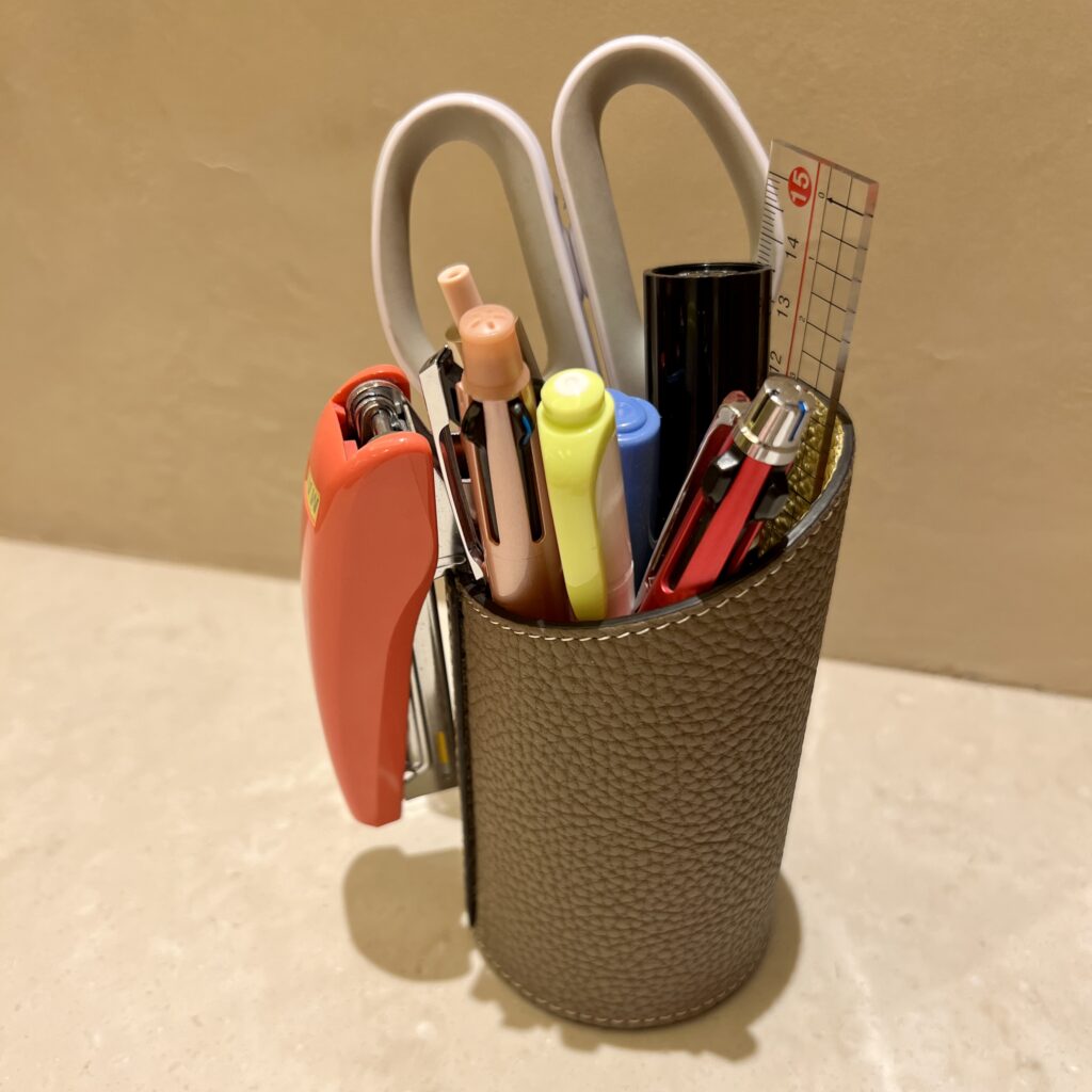 ボナベンチュラのペンカップに文具を入れた様子(正面)